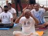 कोलकाता: मंत्री दिलीप घोष ने किया योगाभ्यास