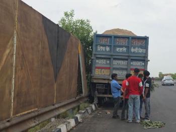 गुराया हाईवे पर बड़ा हादसा टला, रेत से लदा टिपर पुल से लटका