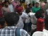 बाइक चोरों को लोगों ने रंगे हाथों पकड़ा, पेड़ से बांधकर किया हंगामा, किया फिर पुलिस के हवाले 