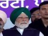 प्रधानमंत्री नरेंद्र मोदी हरी पगड़ी पहनकर मंच पर पहुंचे