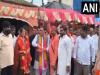 उत्तर प्रदेश सरकार में मंत्री नरेंद्र कुमार कश्यप ने कांवड़ यात्रियों पर की पुष्प वर्षा 