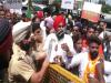 कानून-व्यवस्था को लेकर पुलिस कमिश्नर के ऑफिस के बाहर बीजेपी ग्रामीण का प्रदर्शन