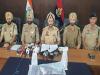 पुलिस द्वारा एक व्यक्ति को हिरासत में लेकर हथियार और गोला-बारूद बरामद