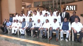 गोवा के नवनिर्वाचित विधायकों ने आज शपथ लेने के बाद खिंचवाई ग्रुप फोटो 