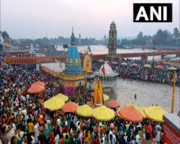 बुद्ध पूर्णिमा मौके श्रद्धालुओं ने गंगा नदी में किया पवित्र स्नान 