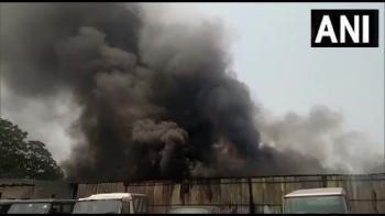 हरियाणा: गुरुग्राम के सेक्टर 17-18 में एक कबाड़ के गोदाम में लगी आग 