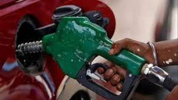 पाकिस्तान में 30 रुपये महंगा हुआ पेट्रोल-डीजल