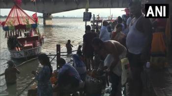 अयोध्या के सरयू नदी में श्रद्धालुओं ने लगाई पावन डुबकी 