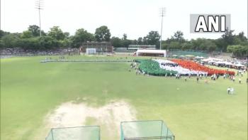 चंडीगढ़ के सेक्टर 16 स्टेडियम में लहराते हुए राष्ट्रीय ध्वज की सबसे बड़ी मानव छवि का गिनीज वर्ल्ड रिकॉर्ड बना