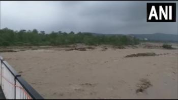 देहरादून में भारी बारिश के कारण सौंग नदी का बढ़ा जलस्तर