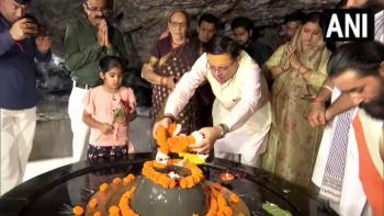 सीएम धामी ने अपने जन्मदिन मौके टपकेश्वर महादेव मंदिर में की पूजा