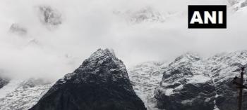 उत्तराखंड: रुद्रप्रयाग जिले में केदारनाथ क्षेत्र की पहाड़ियों पर मौसम की पहली बर्फबारी हुई