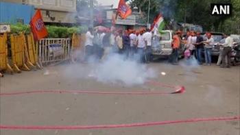 महाराष्ट्र नवनिर्माण सेना के कार्यकर्ताओं ने PFI पर प्रतिबंध लगाने की ख़ुशी में लड्डू बांटे