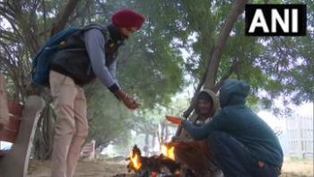 चंडीगढ़ में बढ़ती ठंड के चलते लोग ले रहे अलाव का सहारा 