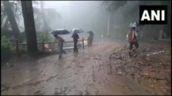 शिमला में लगातार बारिश के कारण पेड़ गिरने से बंद हुई सड़कें