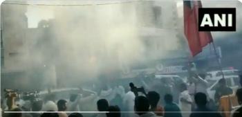 भाजपा और एनडीए से अलग होने के बाद AIADMK कार्यकर्ताओं ने पटाखे फोड़े