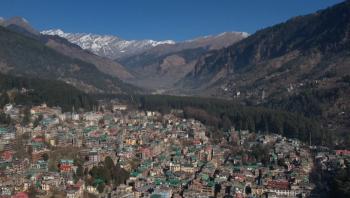 हिमाचल प्रदेश: पांच दिवसीय शीतकालीन कार्निवल का आनंद लेने के लिए मनाली में पर्यटकों का लगा तांता
