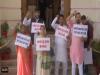 बिहार : राबड़ी देवी ने विधानसभा के बाहर राज्य सरकार के खिलाफ किया विरोध प्रदर्शन 
