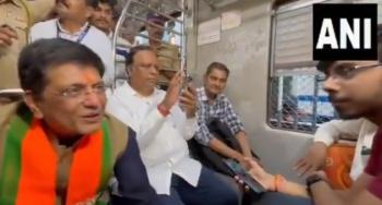 पीयूष गोयल ने मुंबई लोकल ट्रेन में की यात्रा 