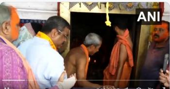  ओडिशा: लोकसभा उम्मीदवार धर्मेंद्र प्रधान ने मां समलेश्वरी मंदिर में प्रार्थना की
