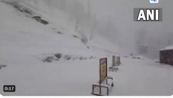 Snowfall in Himachal:  मनाली, हिमाचल प्रदेश: रोहतांग के अटल टनल पर ताजा बर्फबारी हुई