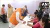 प्रधानमंत्री नरेंद्र मोदी ने लोकसभा चुनाव 2024 के लिए गुजरात के अहमदाबाद के निशान हायर सेकेंडरी स्कूल में  वोट डाला