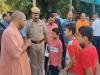 सीएम योगी ने गोरखनाथ मंदिर परिसर में बच्चों से की बातचीत 