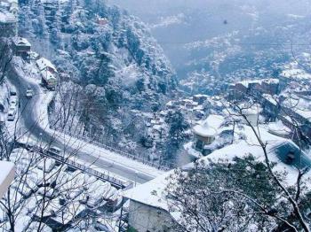 हिमाचल प्रदेश: मनाली के रोहतांग में आज हुई ताज़ा बर्फबारी, गर्मी से मिली राहत