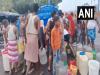 दिल्ली: जल संकट के बीच टैंकरों के जरिए लोगों को की जा रही पानी की आपूर्ति 