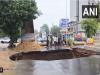 भारी बारिश के बीच अहमदाबाद के शेला इलाके में सड़क बनी गड्डा