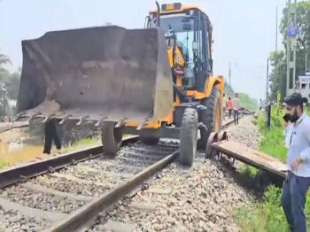 गोरखपुर में बाढ़ से प्रभावित पूर्वोत्तर रेलवे ट्रैक की मरम्मत का काम जारी 