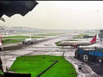 मुंबई में भारी बारिश के कारण 11 उड़ानें रद्द