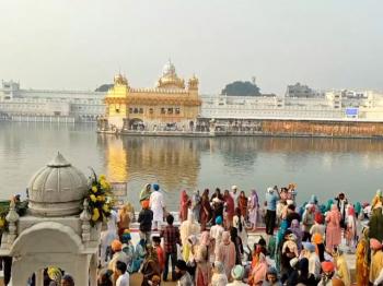 अमृतसर में श्री गुरु रामदास जी के प्रकाश पर्व पर हरमंदिर साहिब में नतमस्तक हुए श्रद्धालु