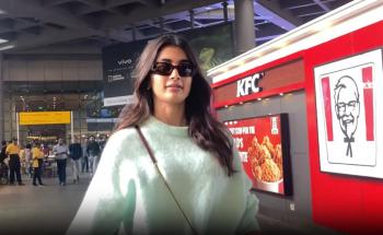 Pooja hedge का देखने को मिला कूल Airport look