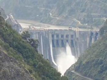 बगलिहार जलविद्युत परियोजना बांध का खोला गया एक गेट 