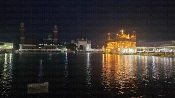 ब्लैकआउट के दौरान श्री हरमंदिर साहिब प्रबंधन ने परिक्रमा में कम कर दी रोशनी