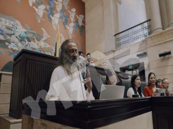 गुरुदेव श्री श्री रविशंकर ने कोलंबिया की संसद को किया संबोधित 