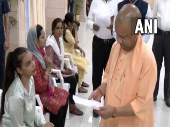 सीएम योगी ने 'जनता दर्शन' के दौरान लोगों की सुनीं समस्याएं 