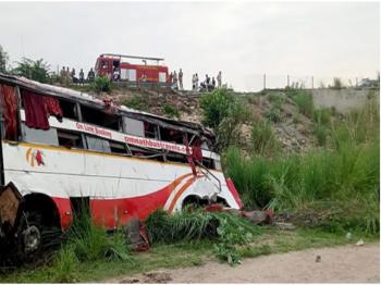 यूपी: डबल डेकर बस एक्सप्रेसवे से नीचे खाई में गिरी