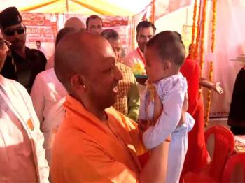 सीएम योगी ने संभल में नई पुलिस लाइन का किया दौरा, बच्चों पर लुटाया प्यार