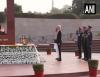 राजनाथ सिंह और रूस के रक्षा मंत्री ने राष्ट्रीय युद्ध स्मारक पर की पुष्पांजलि अर्पित 