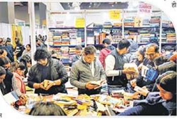 एआई के हल्ले के बीच पुस्तकों की बौद्धिक वापसी