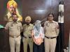 युवक पर उसकी महिला मित्र ने जानलेवा हमला किया