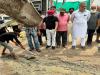 पूर्व विधायक एन.के. शर्मा ने भरवाए टूटी सड़क के गड्ढे