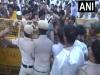 राहुल गांधी के घर के बाहर पुलिस बैरिकेड्स लगे 
