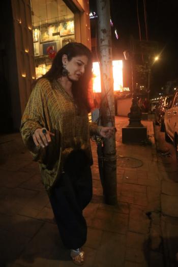 Raveena R Tandon बांद्रा में स्पॉट हुईं